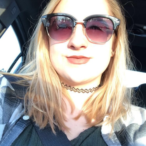 Meet your Posher, Emily - Picture 1 of 1